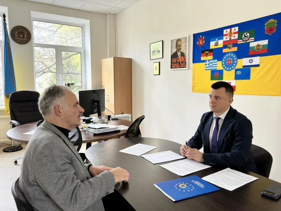 Зустріч у кабінеті: на столі — теки з символікою «Європейської Коаліції»