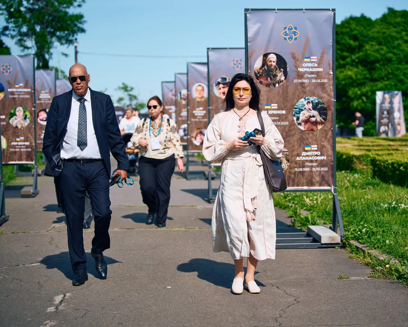 Учасники Форуму піднімаються алеєю пам’яті в Саду національної злагоди