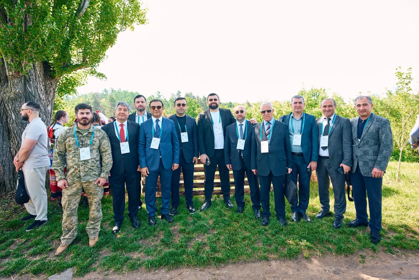 Учасники Форуму, серед них військовослужбовець, у Саду національної злагоди