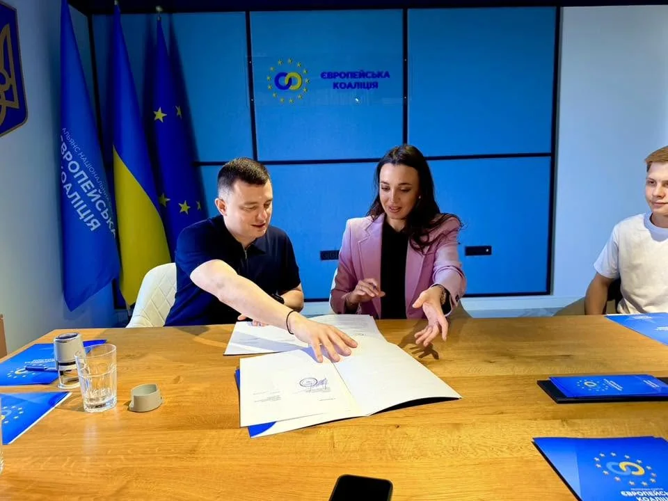 Exchanging the signed copies of the Memorandum at the negotiating table