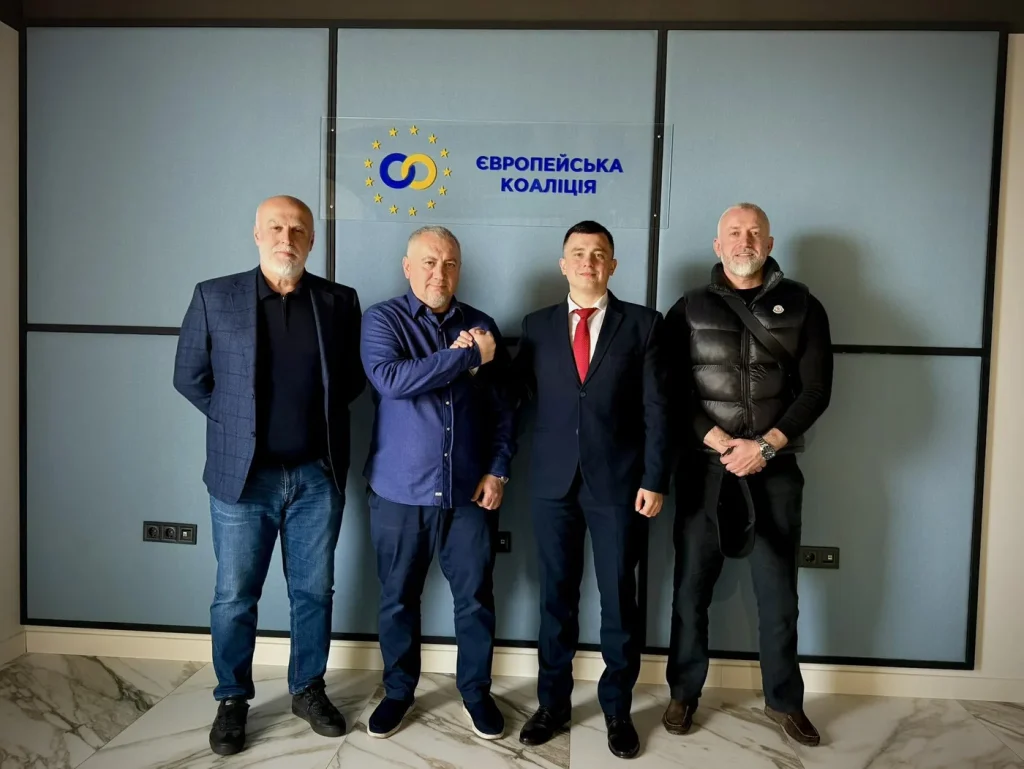 Учасники зустрічі біля стенду «Європейської Коаліції»