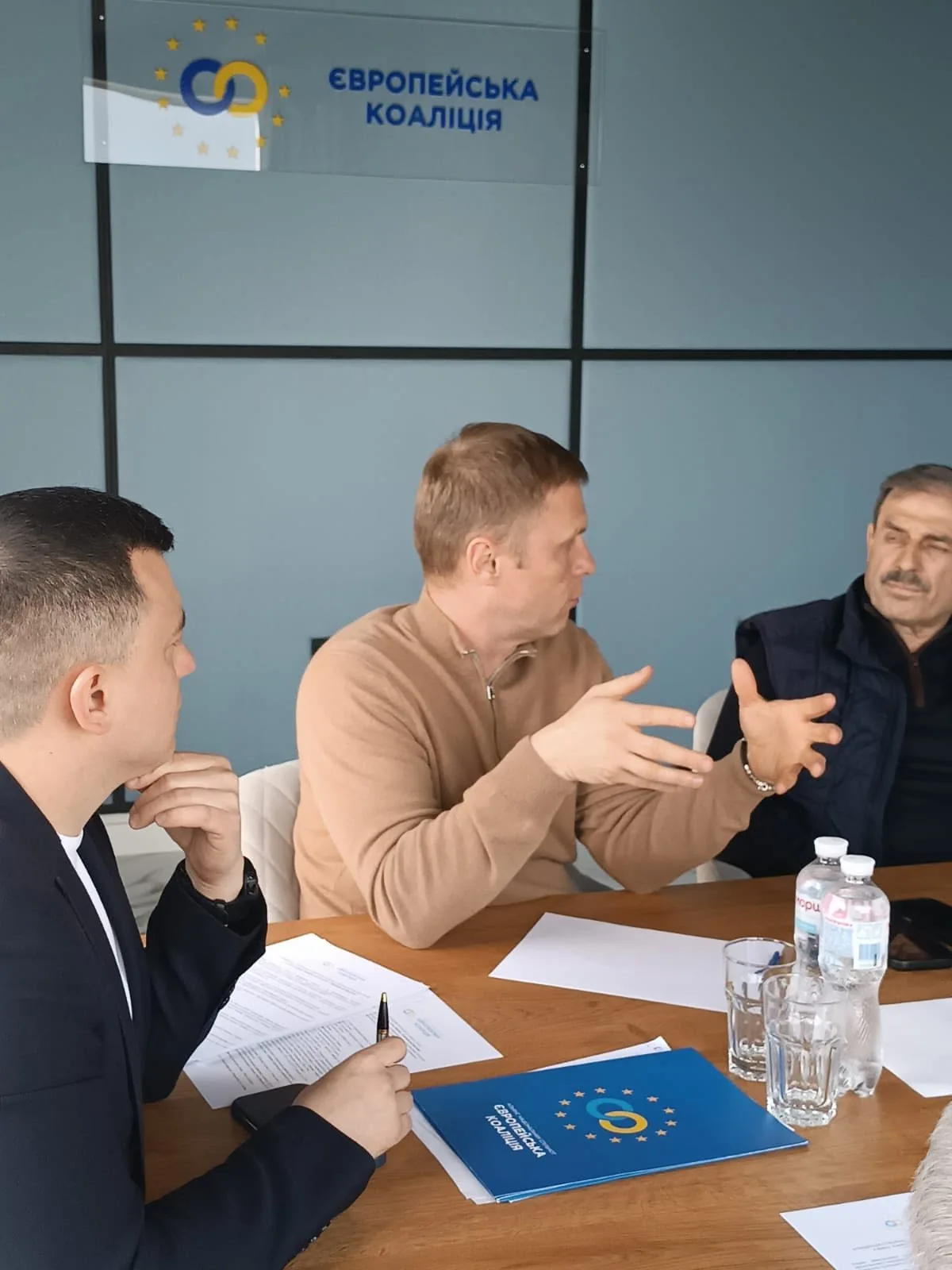 Обговорення за столом переговорів