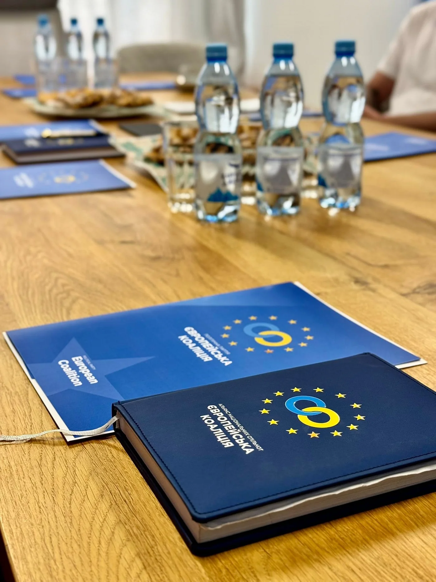 Folders bearing the «Європейська Коаліція» emblem on the meeting table