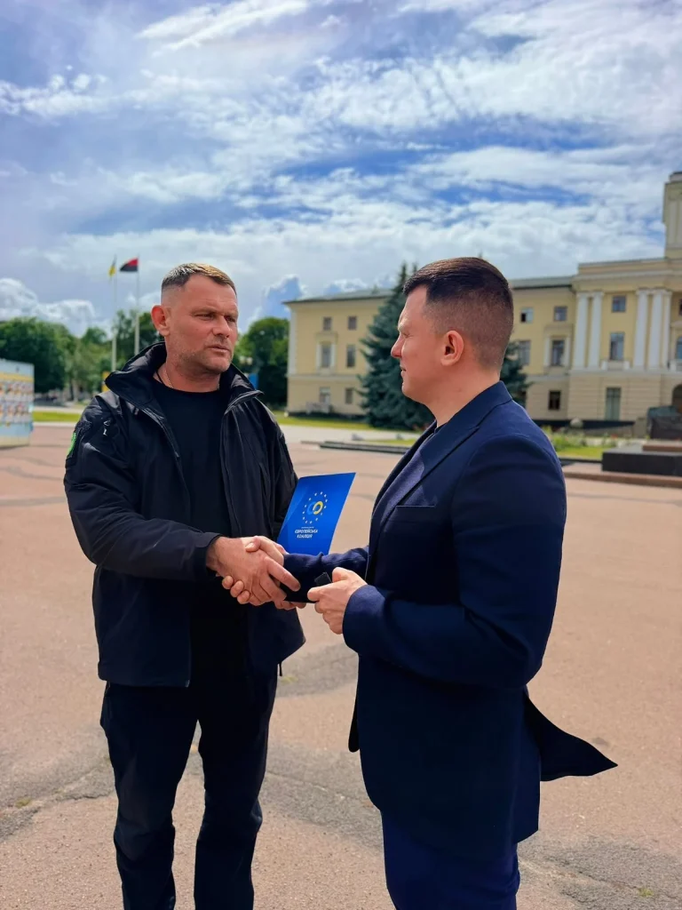 Вітання Геннадія Шевчука в команді «Європейської Коаліції»: двоє чоловіків із текою з символікою партії