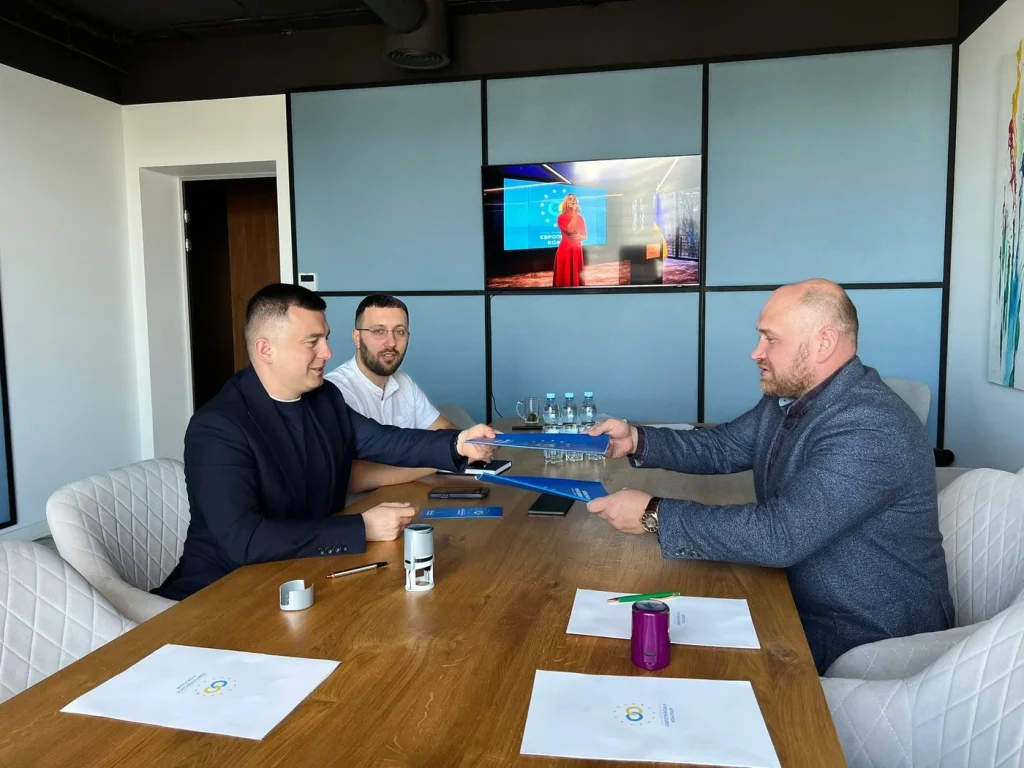 Handing over the signed Memorandum of Cooperation